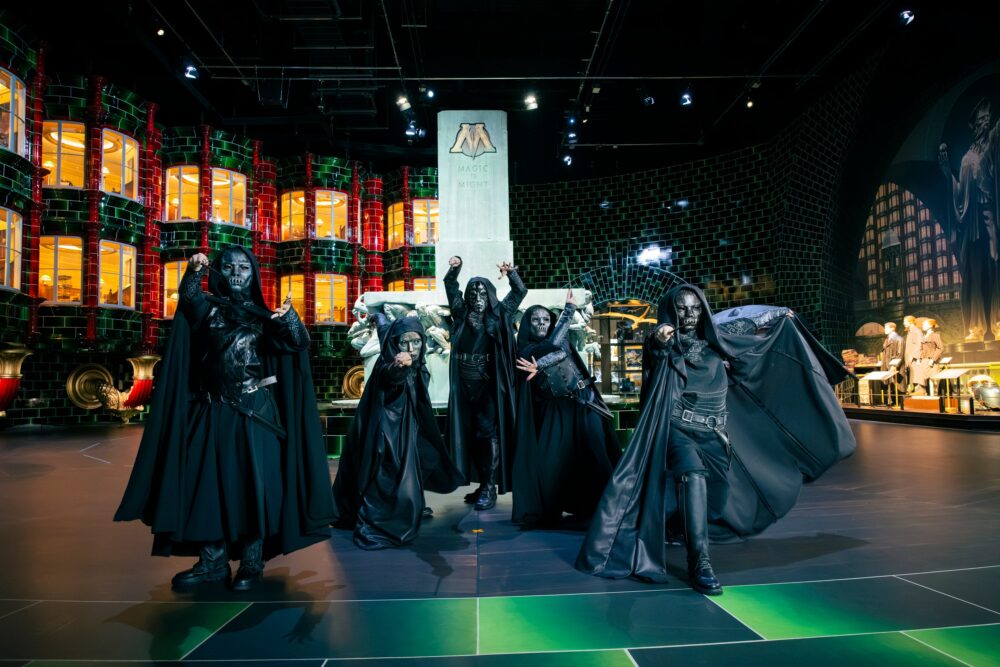 「闇の魔術のハロウィーン」100個以上のジャック・オー・ランタンが浮かぶ大広間