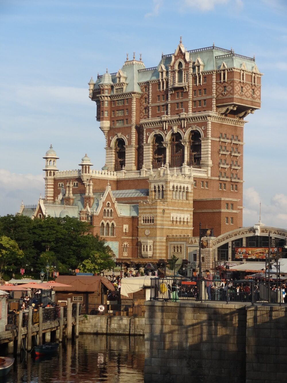 東京ディズニーシーのタワー・オブ・テラーの建物外観