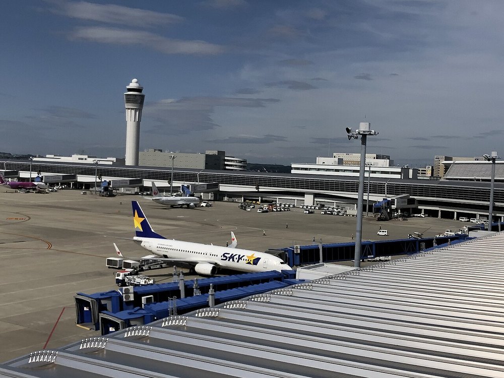 セントレアのスカイデッキから見た管制塔と飛行機