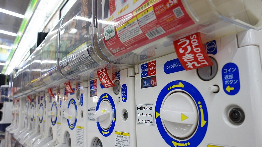 千葉県のお店にならぶカプセルトイの自販機