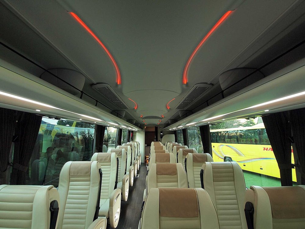 横3列シートの観光バスの車内