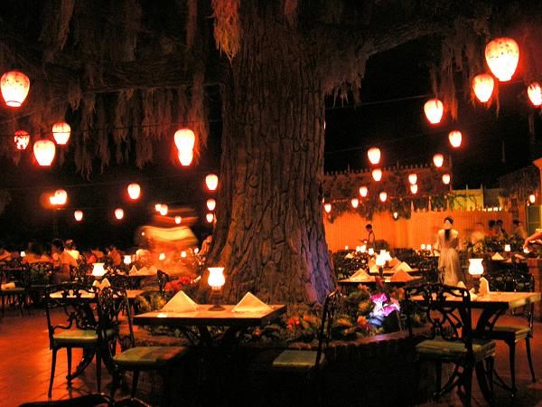 暖かなランタンが灯る東京ディズニーランドのブルーバイユー・レストラン店内