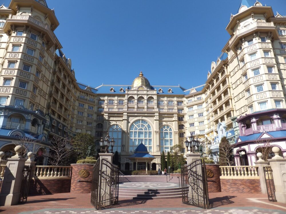 青空の下に建つ東京ディズニーランドホテルの正面外観