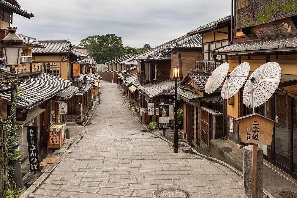 京都・東山の二寧坂の石畳の道