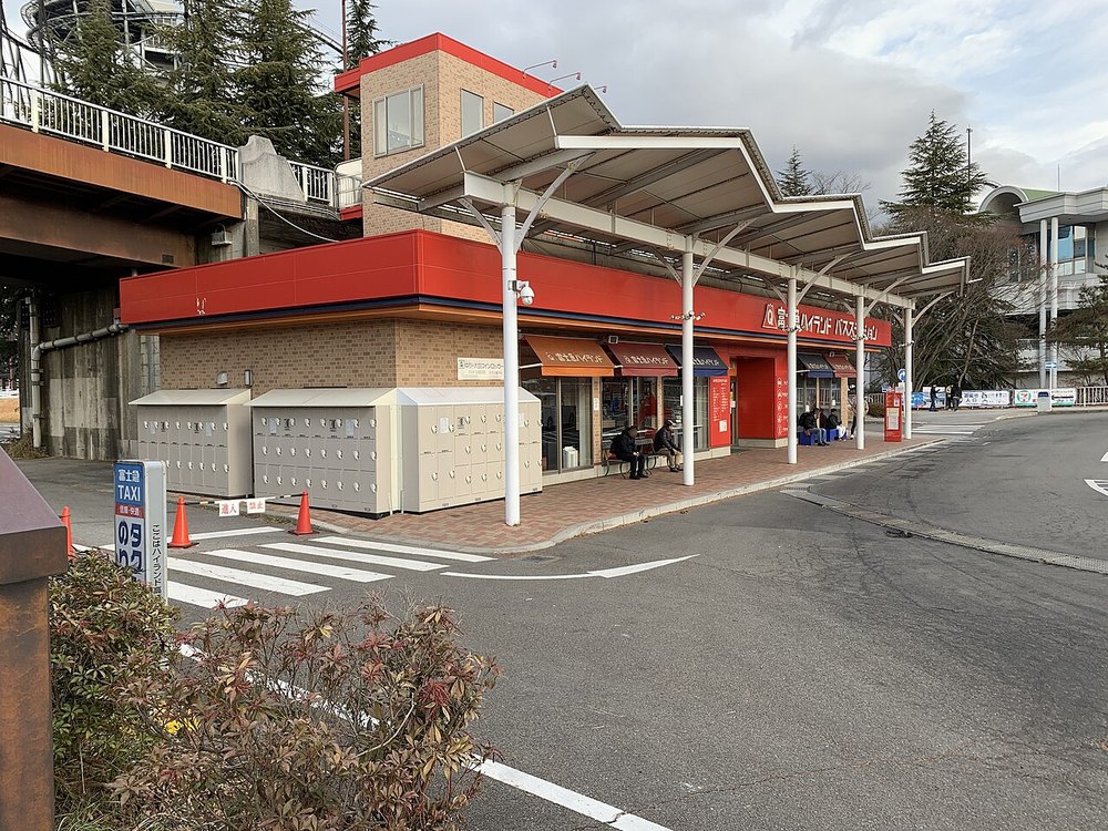 富士急ハイランドの高速バス乗り場(2025年1月撮影)