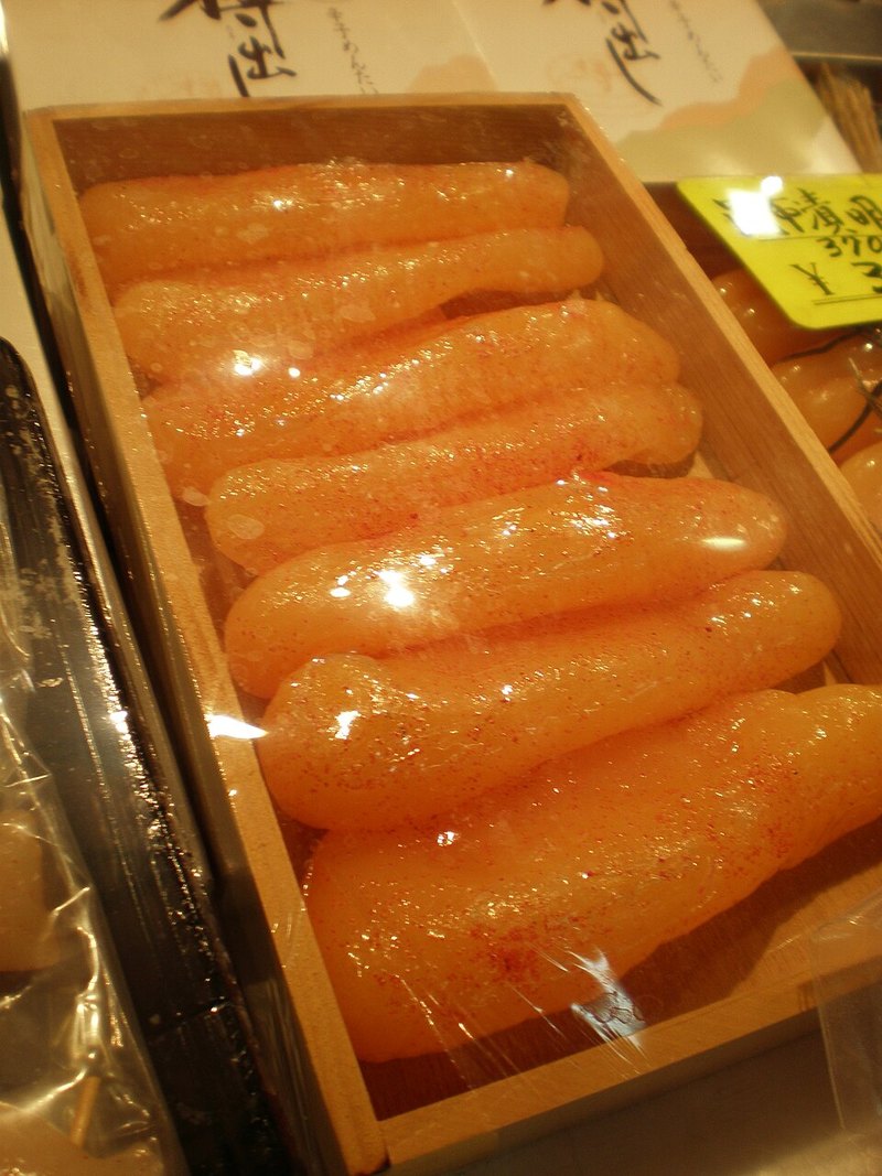 福岡の市場で売られている辛子明太子