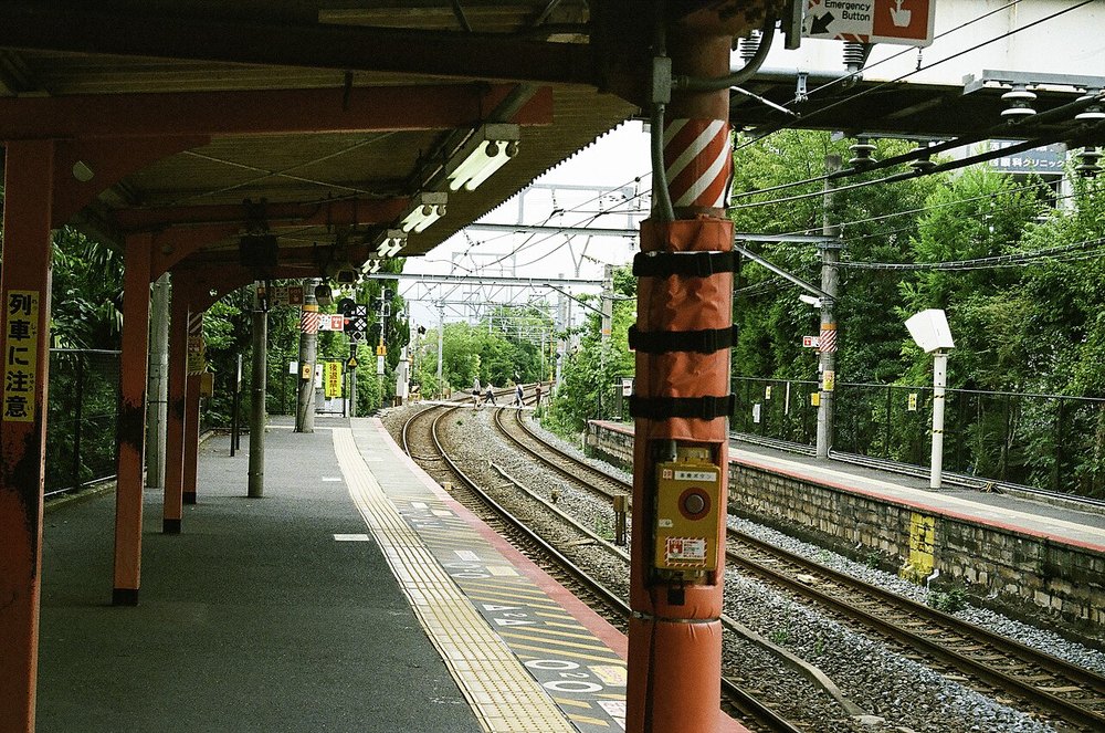 JR奈良線の稲荷駅のホーム