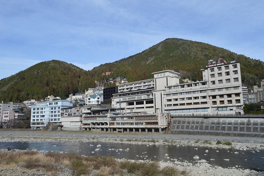 下呂温泉の温泉街と飛騨川