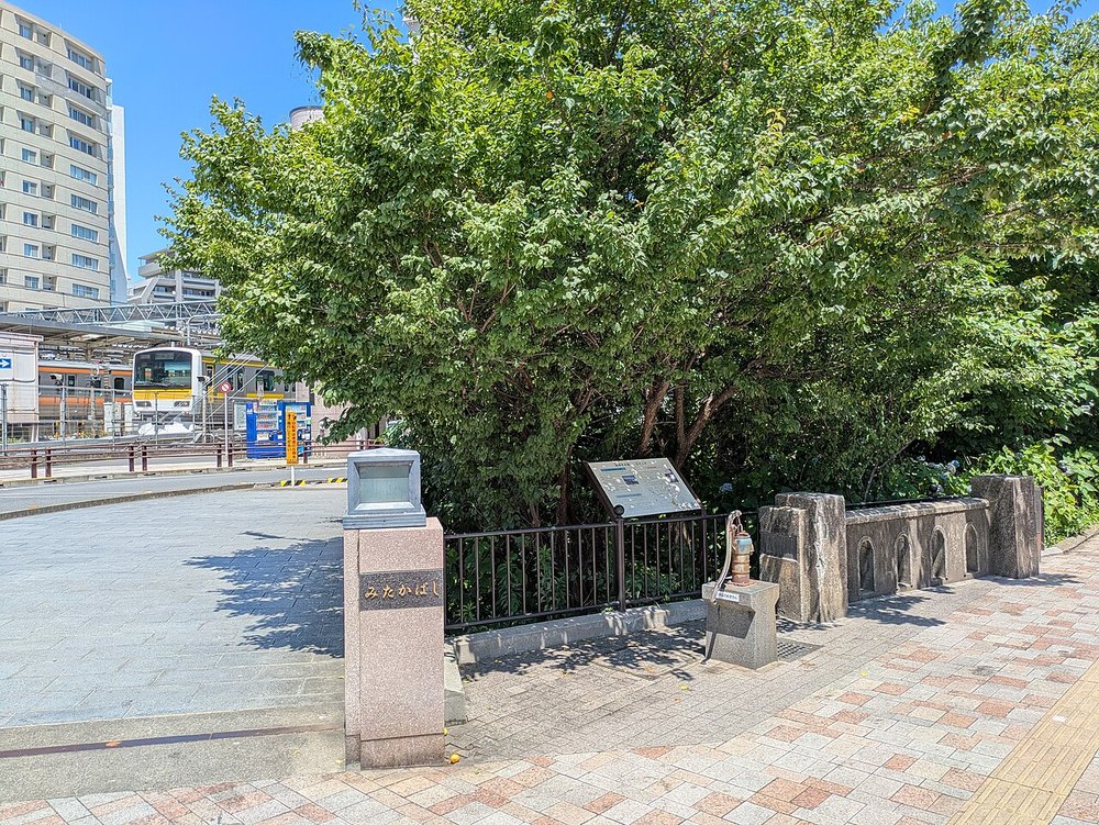 三鷹駅南口のそばを流れる玉川上水