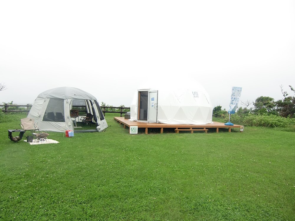 北海道江差町・鴎島キャンプ場のグランピング用ドームテントとふつうのキャンプのテント