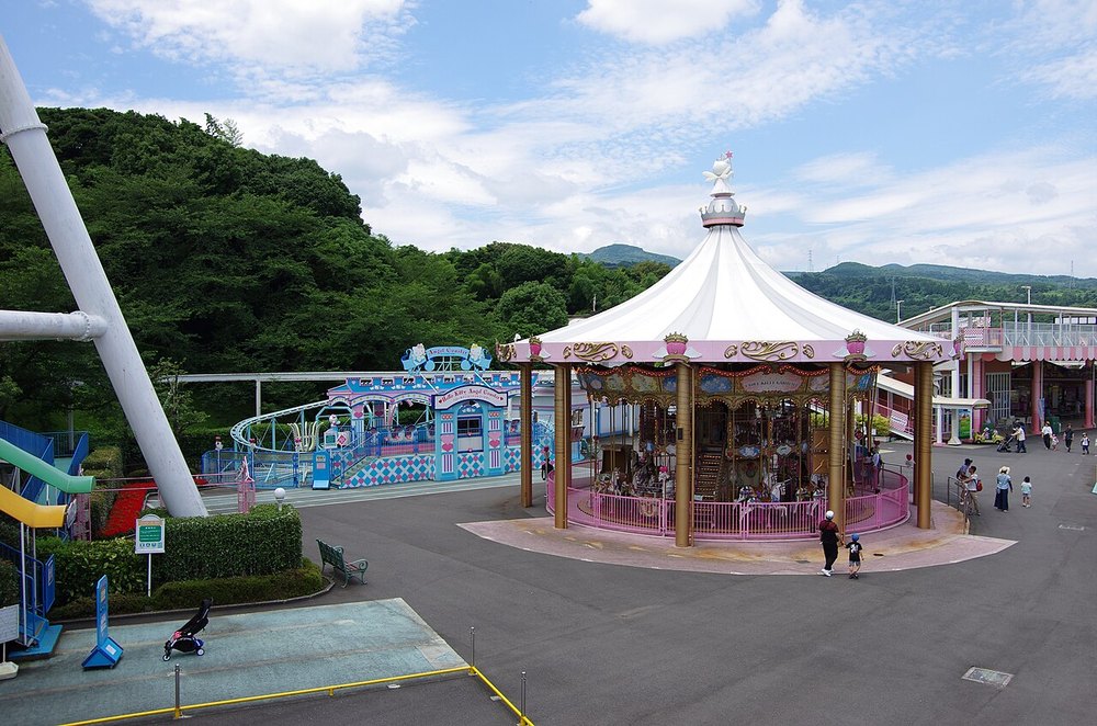 ハーモニーランドの園内のメリーゴーラウンドとコースターのレール