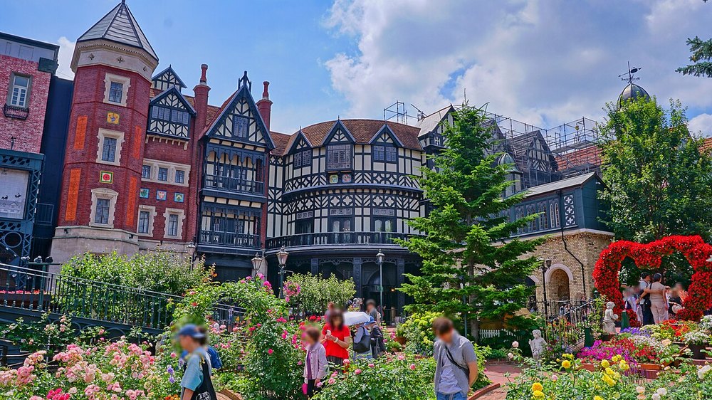 札幌市の白い恋人パークの洋館風の建物と花壇