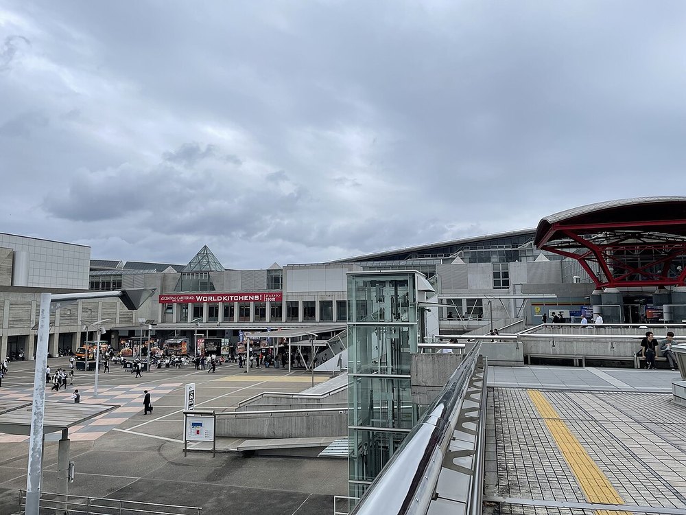 幕張メッセ国際展示場の中央エントランス前の広場