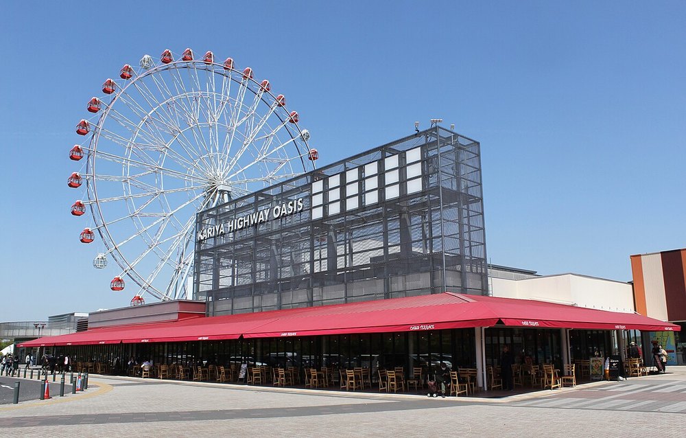 刈谷ハイウェイオアシスのセントラルプラザと観覧車