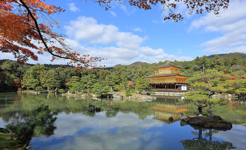 11月の金閣寺と鏡湖池