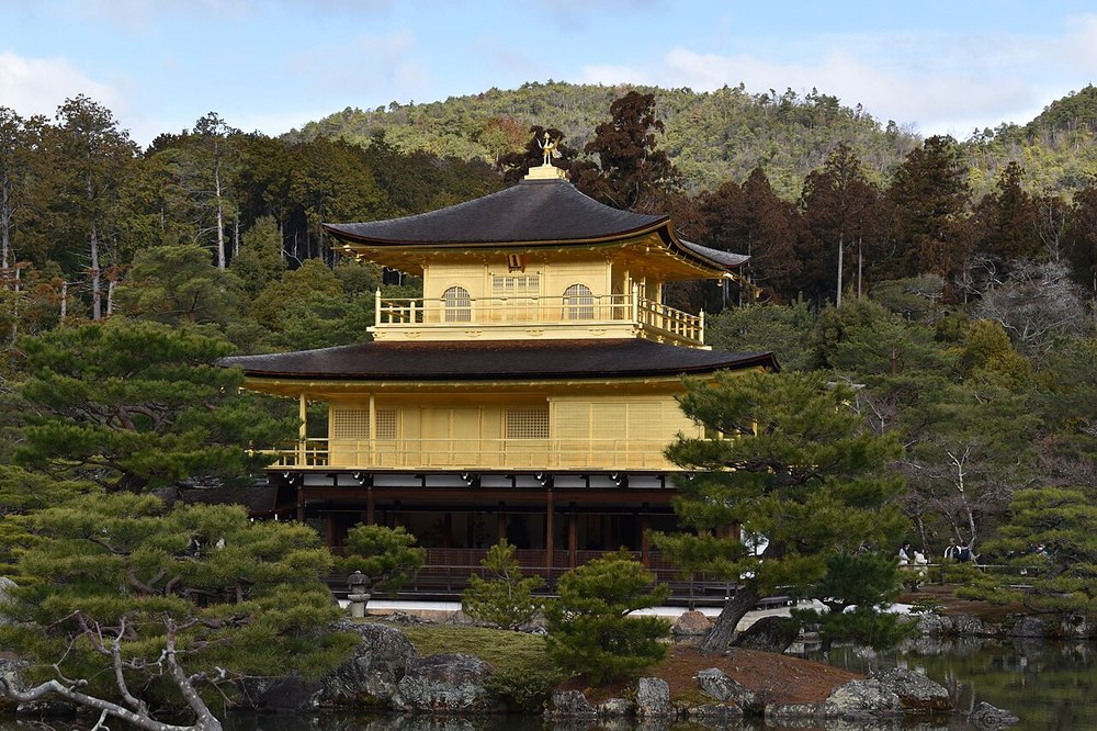 鏡湖池の向こうに建つ金閣寺の舎利殿（金閣）