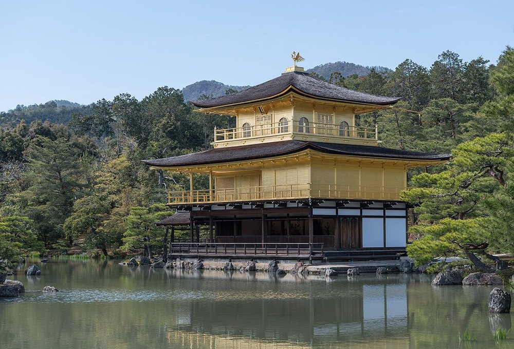 東側から見た金閣寺の舎利殿