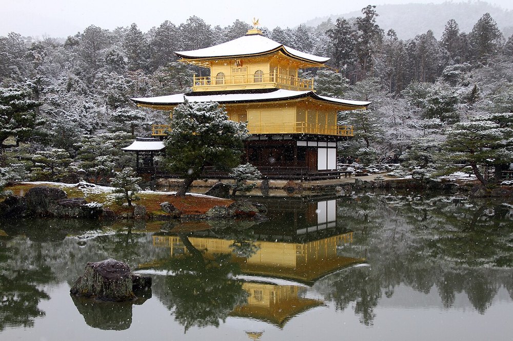 雪の降る日の金閣寺