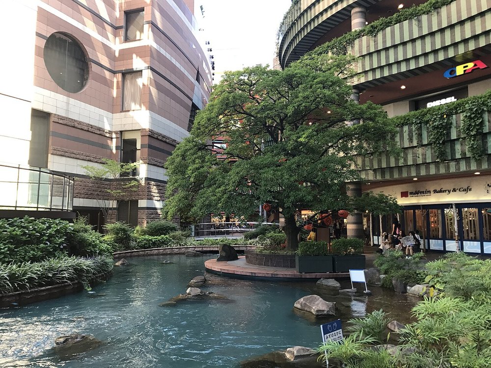 キャナルシティ博多の建物と運河