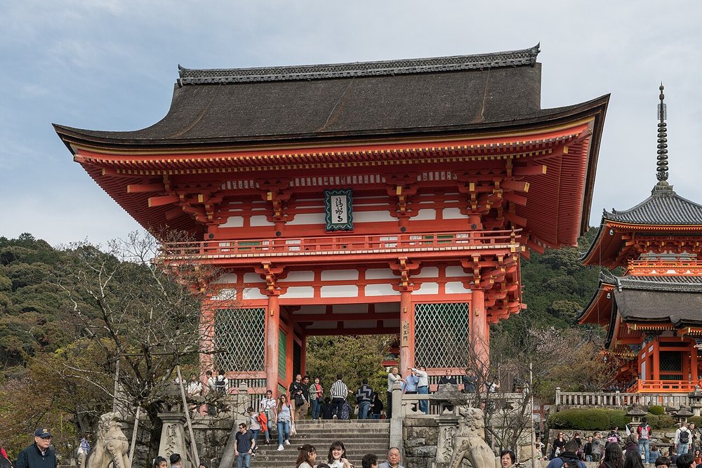 清水寺の正門、朱塗りの仁王門