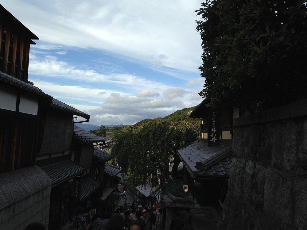 清水寺へ続く産寧坂（三年坂）の石段と町並み
