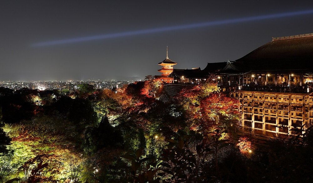 清水寺の本堂と清水の舞台