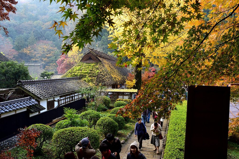 三州足助屋敷のかやぶき屋根の建物と紅葉