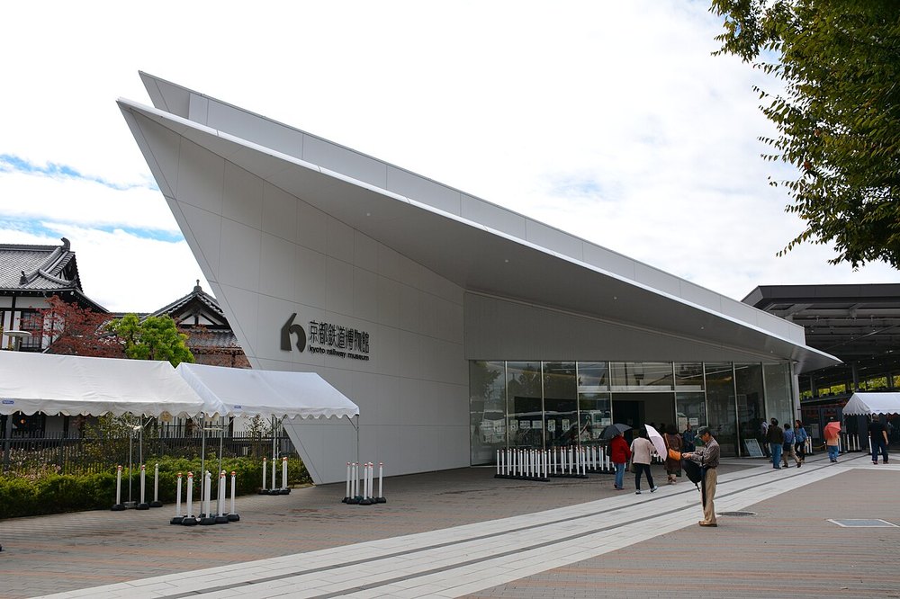 京都鉄道博物館のエントランス