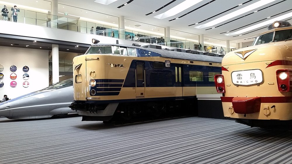 京都鉄道博物館の本館に並ぶ展示車両
