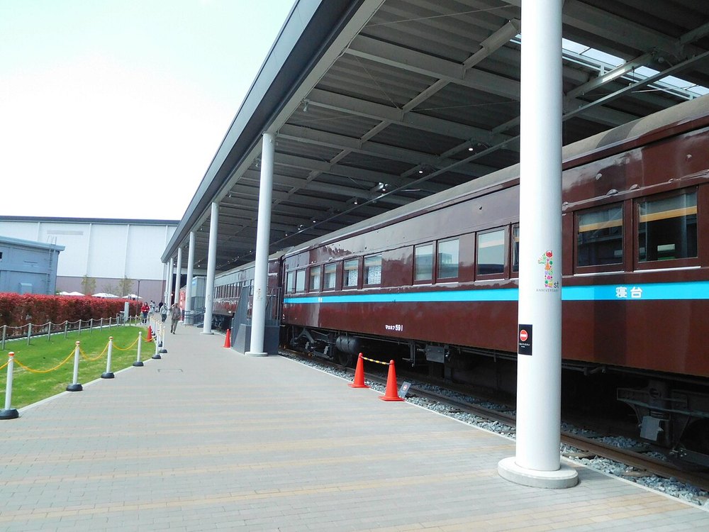 京都鉄道博物館のプロムナードに並ぶ車両