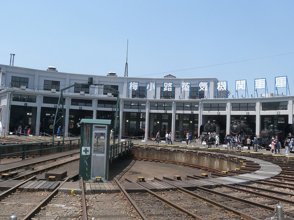 京都鉄道博物館の扇形車庫と蒸気機関車
