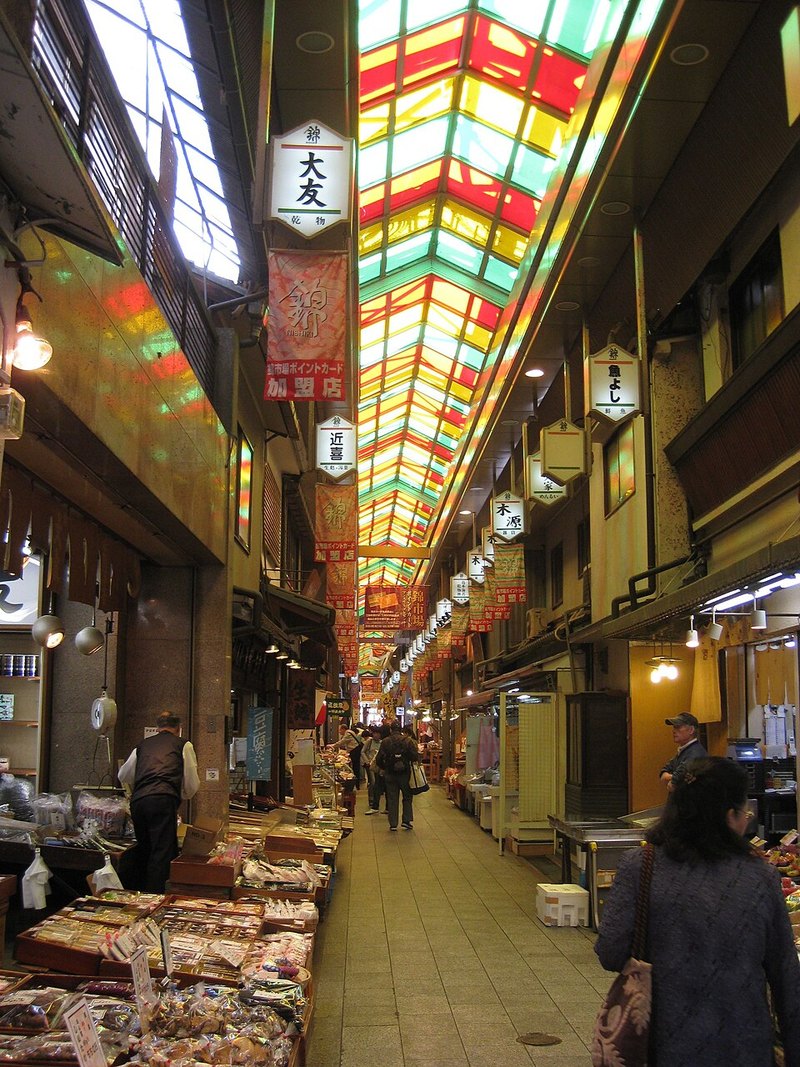 京都の錦市場のアーケード