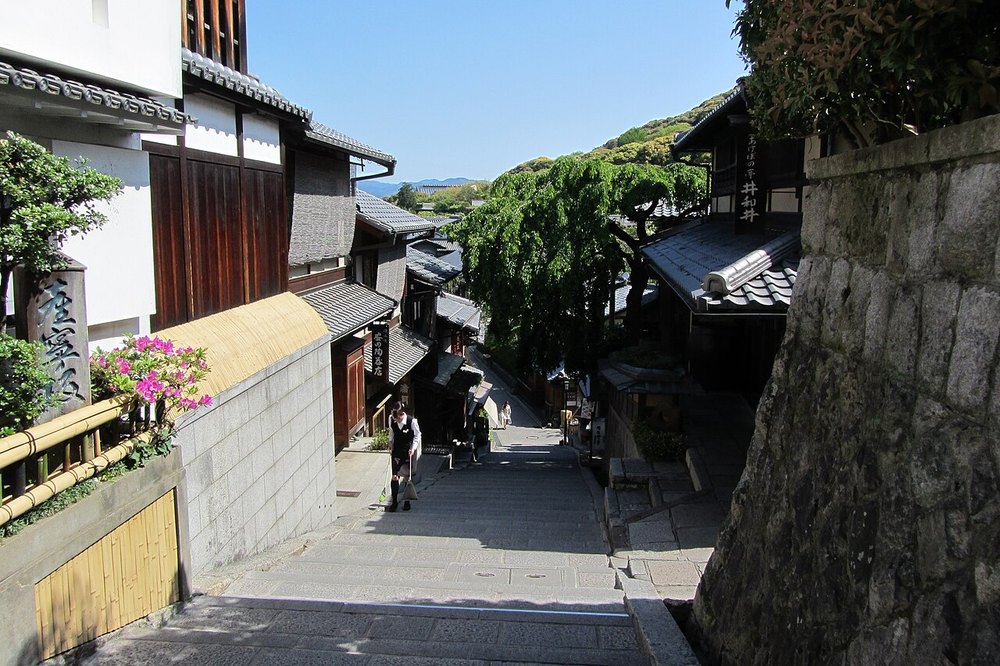 清水寺へ向かう産寧坂の石段と町家の店