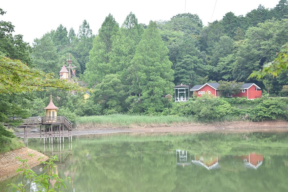宮沢湖のほとりに立つ水浴び小屋と、ムーミンバレーパークの森