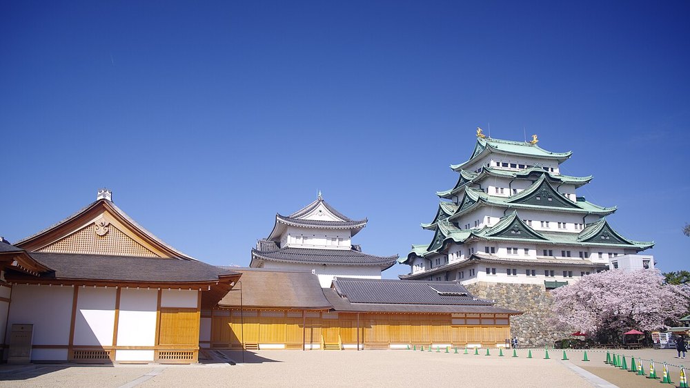 名古屋城の天守閣と本丸御殿