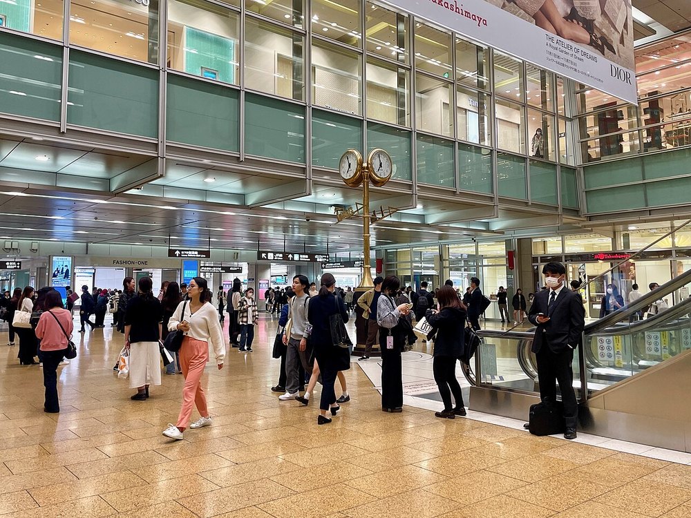 名古屋駅中央コンコースの金の時計広場