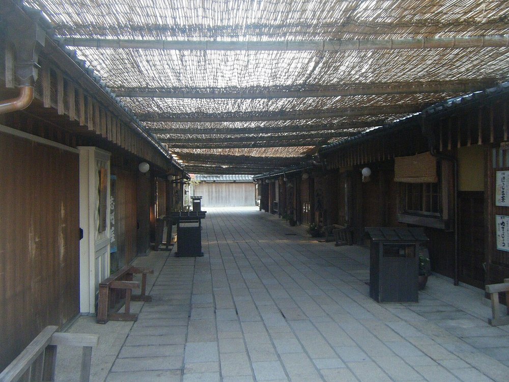 よしずの屋根がかかったおかげ横丁の通り