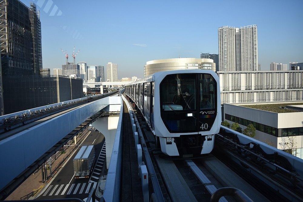 ゆりかもめの車両と豊洲の街並み(市場前駅付近)