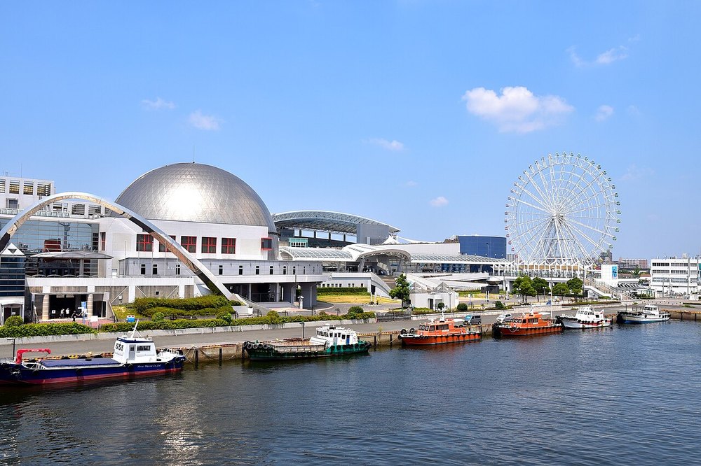 名古屋港水族館の南館と、うしろの大観覧車
