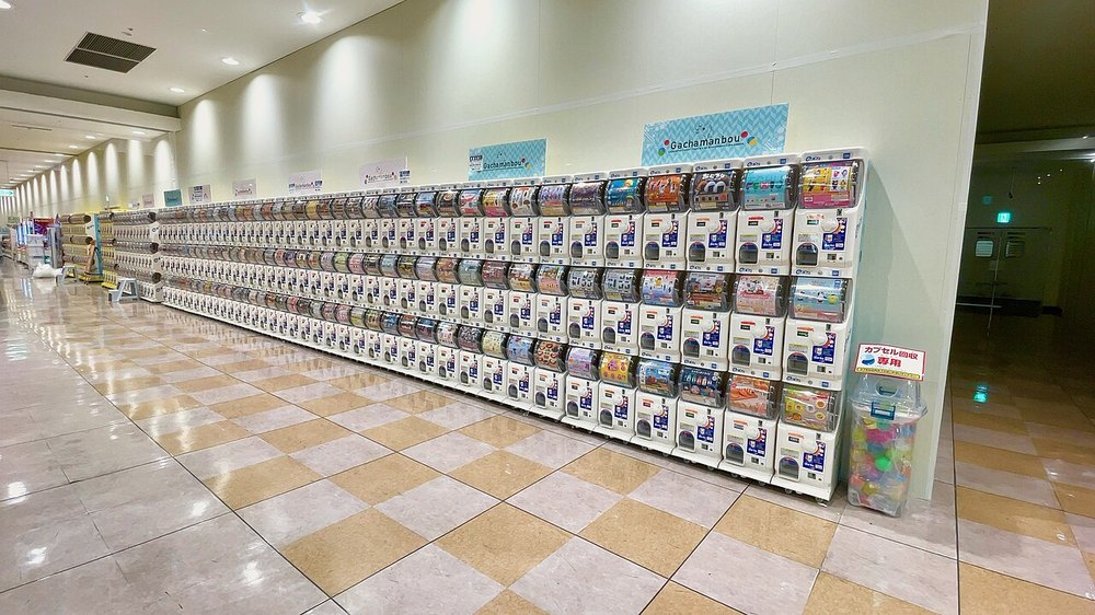 ショッピングモールの通路に並ぶガチャガチャの機械(愛知県小牧市のイオン小牧店)