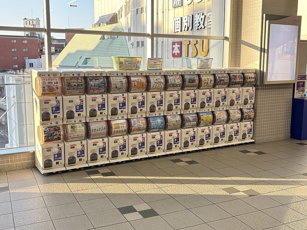 駅の構内にあるガチャガチャコーナー(阪急伊丹駅)