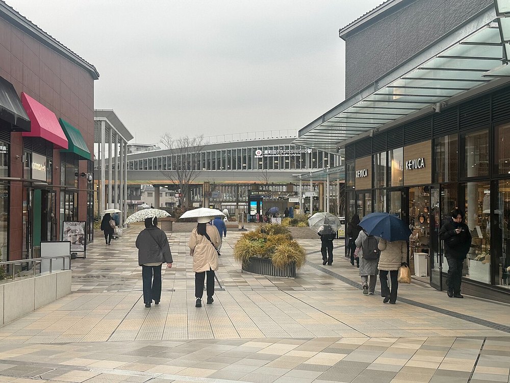 南町田グランベリーパークの通路と、奥に見える南町田グランベリーパーク駅