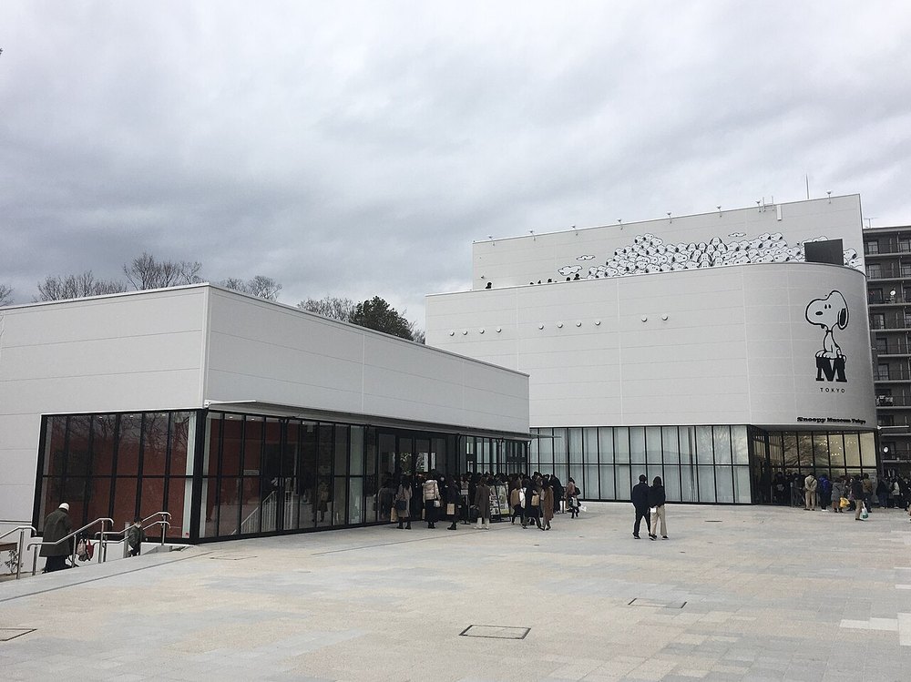 スヌーピーミュージアムと、となりの建物のPEANUTS Cafe