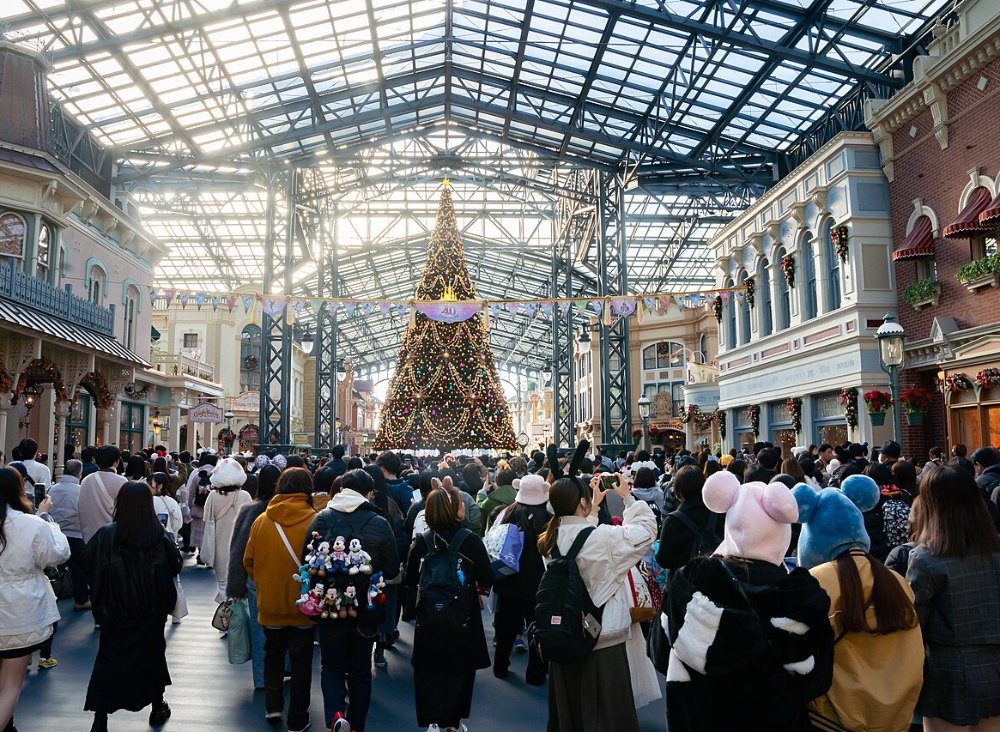 東京ディズニーランドのワールドバザールを歩くゲストと両側に並ぶショップ