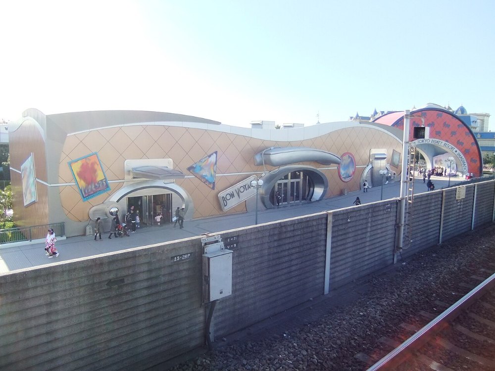 JR舞浜駅の近くにあるディズニーショップ「ボン・ヴォヤージュ」の外観