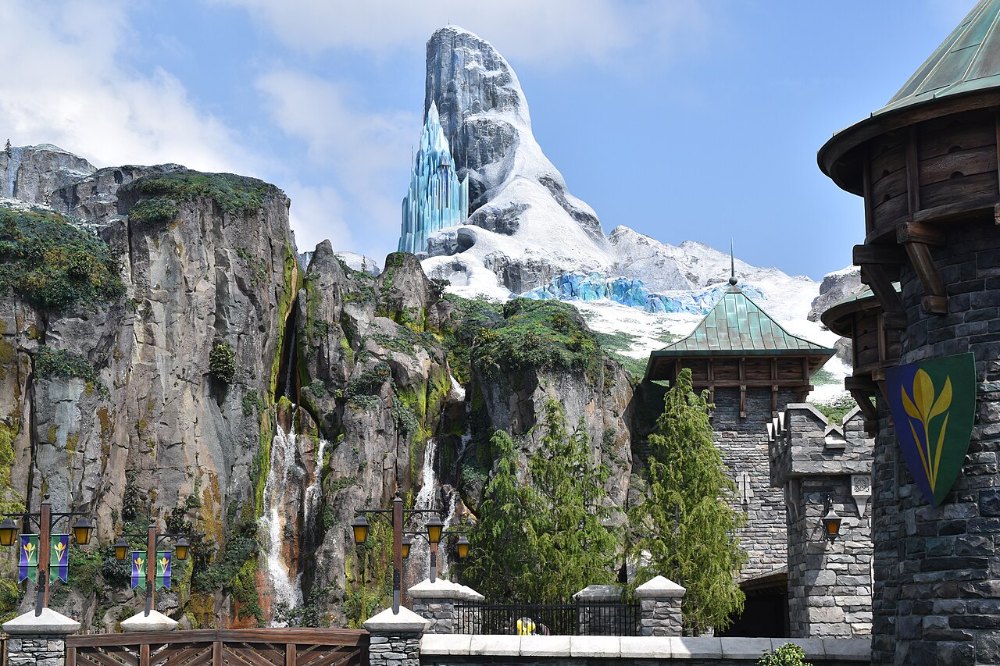 東京ディズニーシーのファンタジースプリングスにあるフローズンキングダムの景色