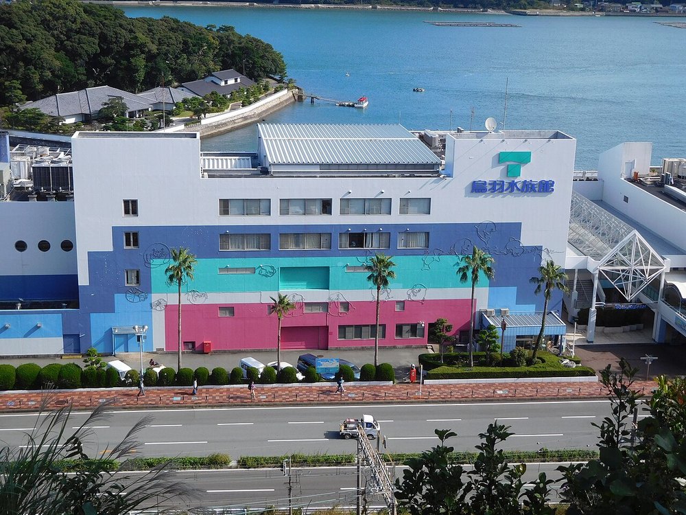 鳥羽城跡から見た鳥羽水族館と鳥羽湾