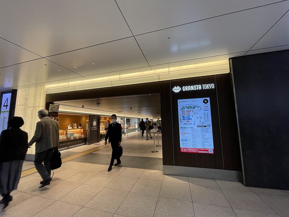 東京駅の改札内にあるグランスタ東京の通路