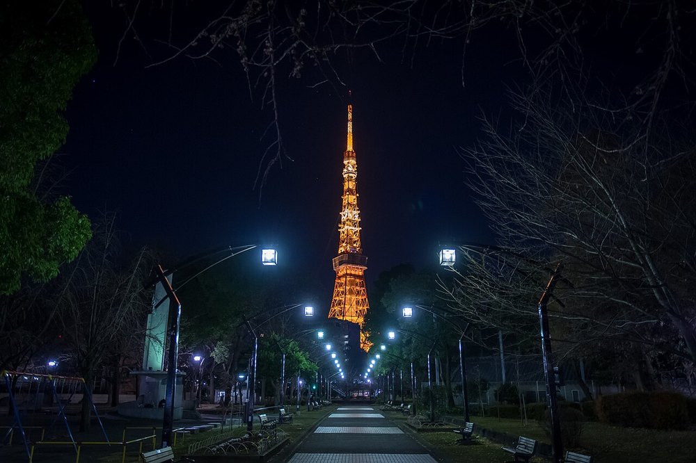 オレンジ色にライトアップされた夜の東京タワー