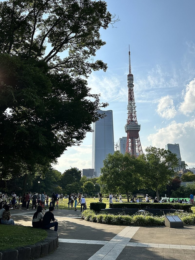 芝公園の広場から見た東京タワー